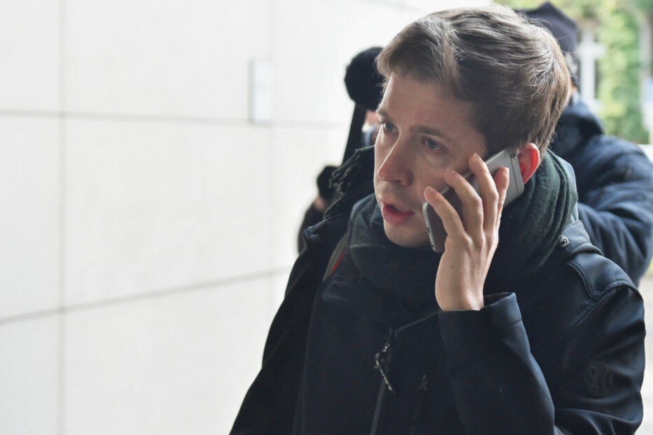 Kevin Kühnert (SPD), Bundesvorsitzender der Jusos, kommt zum Treffen des erweiterten SPD-Präsidiums.