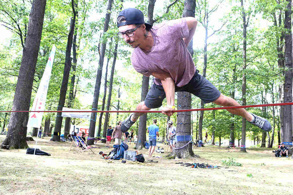 Ruhe und Konzentration: Benjamin Jahn zeigt, was für Slackliner möglich ist.