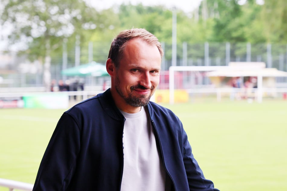 Lok Leipzigs Sportgeschäftsführer Toni Wachsmuth (39) hatte in den letzten Wochen extrem viel zu tun. Dennoch gibt er sich stets locker.