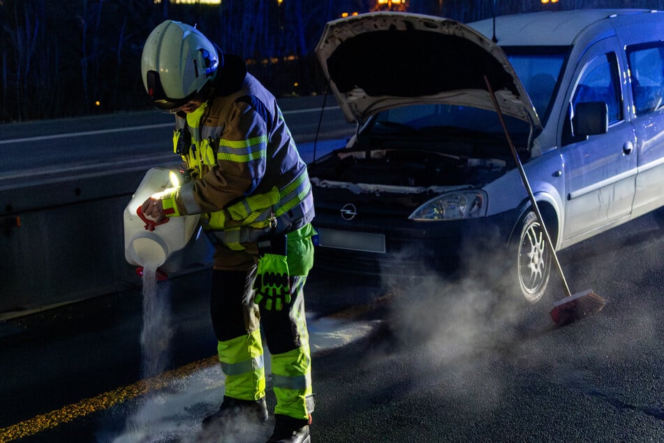 Die Feuerwehr streute unter anderem ausgelaufene Betriebsstoffe ab.