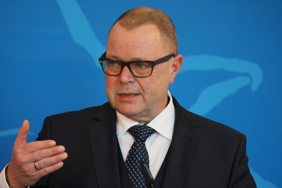 Michael Stübgen (63, CDU), Minister des Innern und für Kommunales in Brandenburg, forderte von der Bundesregierung, den Flüchtlingszuzug über die Balkanroute "durch schärfere Grenzkontrollen einzudämmen".