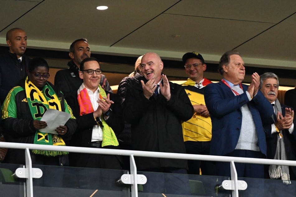 Gute Miene, böses Spiel? FIFA-Präsident Gianni Infantino (53) hat sichtbar Freude, das Achtelfinal-Spiel zwischen Kolumbien und Jamaika zu verfolgen.