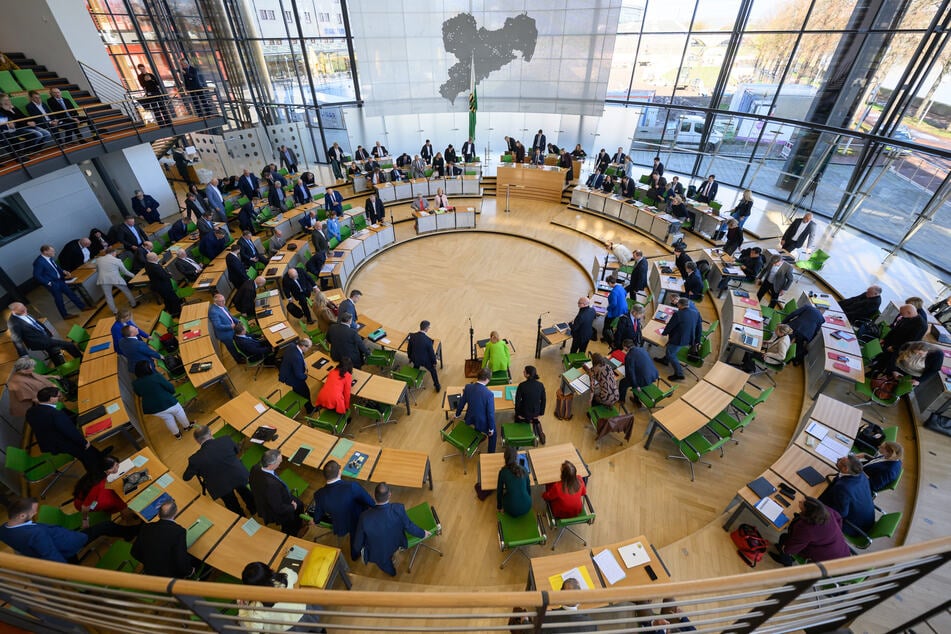 Der Petitionsausschuss befasst sich am Dienstag erstmals öffentlich mit einer Petition zu Corona-Hilfen. Die Petition "Schulsozialarbeit erhalten und ausbauen – für starke Schulen in Sachsen" wird am 3. September öffentlich im Plenarsaal besprochen.