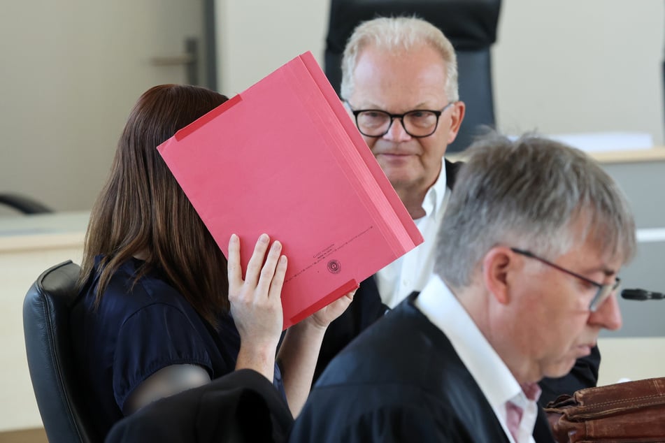 Der Angeklagten wird vorgeworfen, heimtückisch und aus niedrigen Beweggründen den zur Tatzeit achtjährigen Fabian aus Güstrow getötet zu haben.