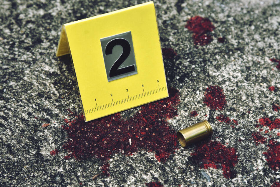 Am Tatort entdeckten die Ermittler neben einer Patronenhülse auch Blut-Spuren (Symbolbild).