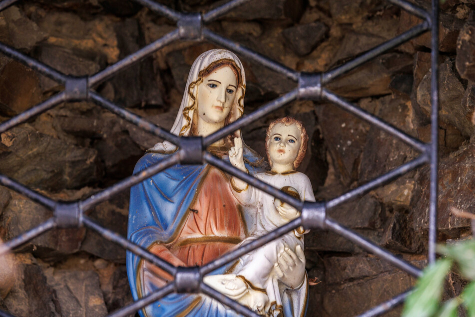 Das Rätsel um die Maria- und Jesus-Figuren an der Kapelle in Ostro ist gelüftet.