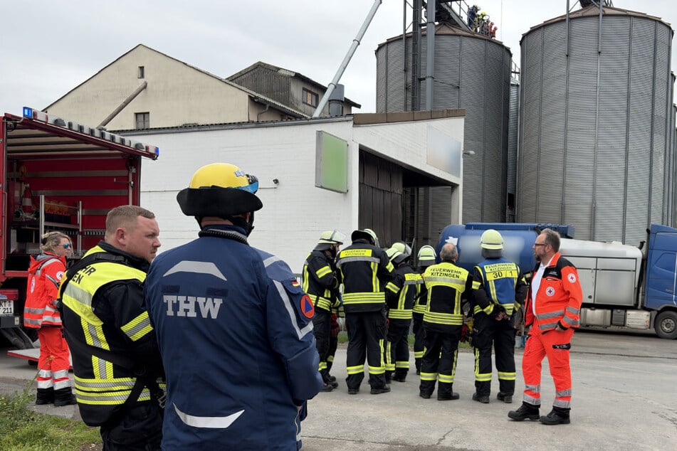 Auf und neben dem Silo versuchen die Helfer den ganzen Nachmittag über, den Vermissten zu finden.