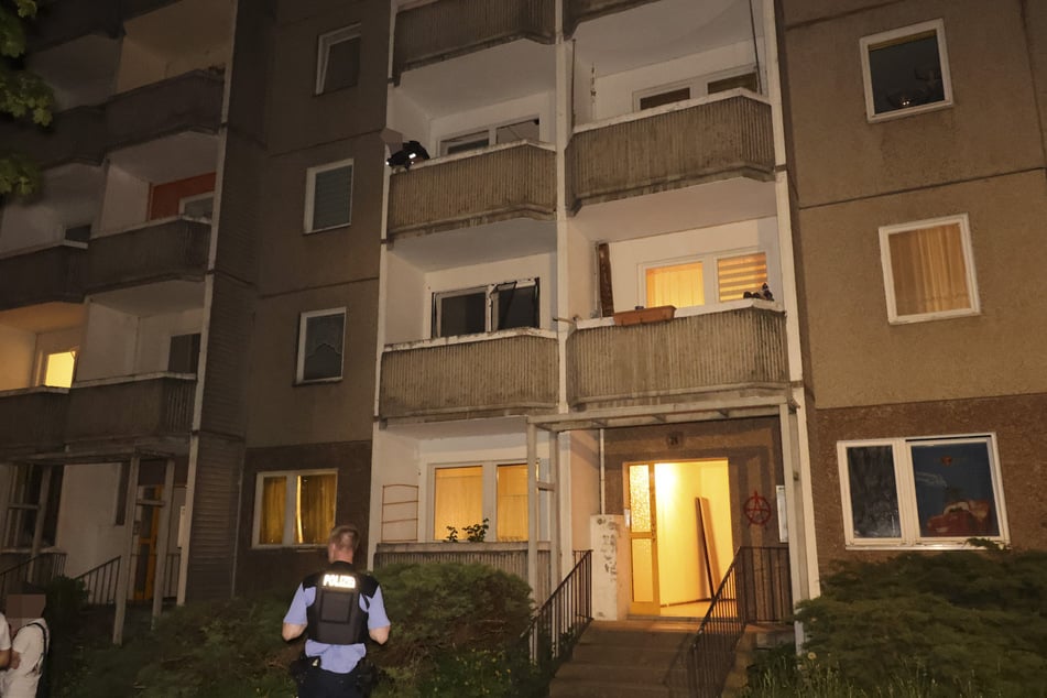 Die Polizei fand am späten Montagabend in diesem Mehrfamilienhaus in Chemnitz einen Toten.