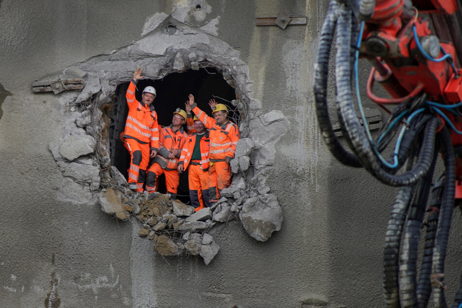 Es ist geschafft! Die Tunnel-Arbeiter freuten sich über den gelungenen Durchbruch kurz nach 13 Uhr.