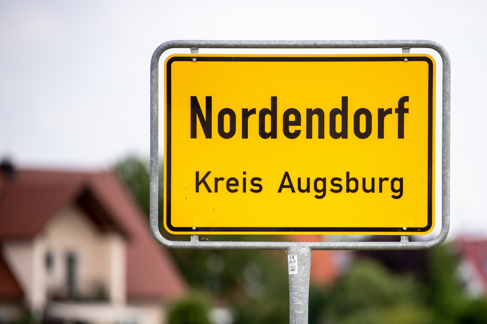 Das Ortsschild von Nordendorf: In der kleinen schwäbischen Gemeinde wurden die toten Jugendlichen von ihren Eltern entdeckt.