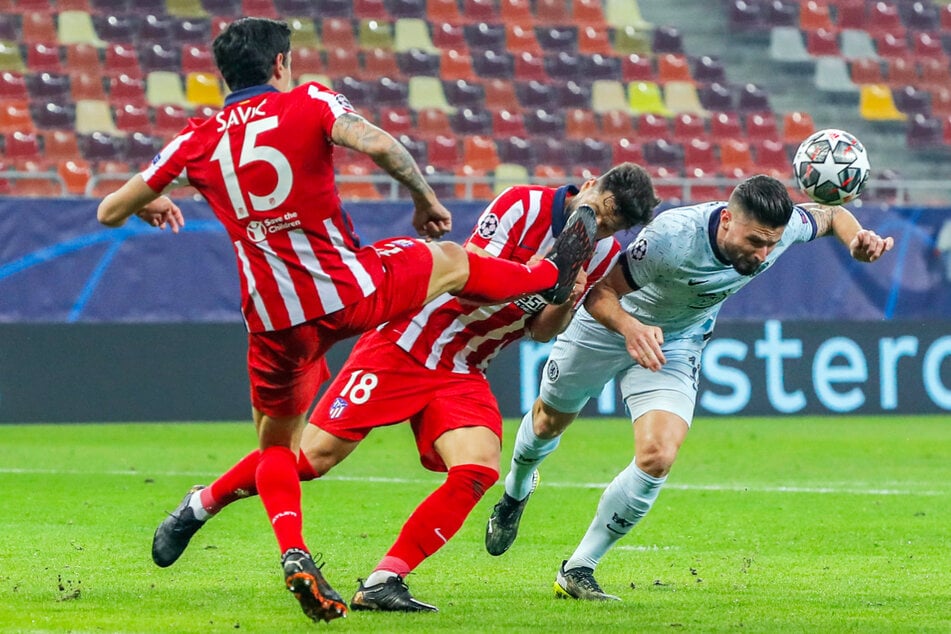 Viel Kampf, wenige Highlights im ersten Durchgang: Die Atletico-Verteidiger Stefan Savic (l.) und Felipe (M.) lassen Chelseas französischem Sturmtank Olivier Giroud keinen Zentimeter Platz.
