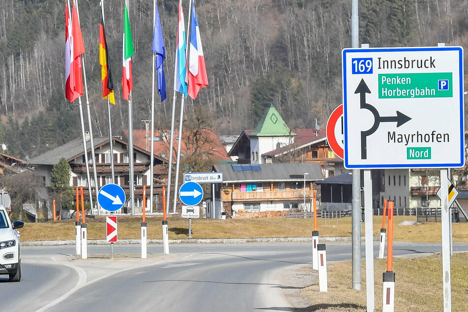Österreich, Mayrhofen: Ein Straßenschild weist den Weg zur Gemeinde Mayrhofen. Die Gemeinde im Zillertal wird wegen einer Häufung von Coronafällen isoliert.