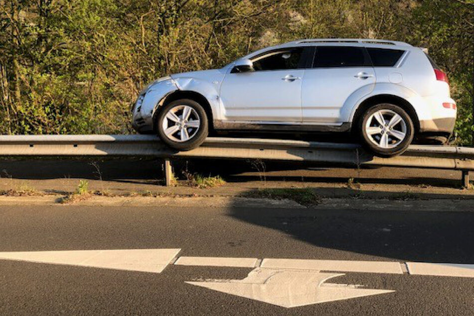 SUV landet auf Leitplanke: Crash zweier Autos auf B53 stellt Polizei vor Rätsel