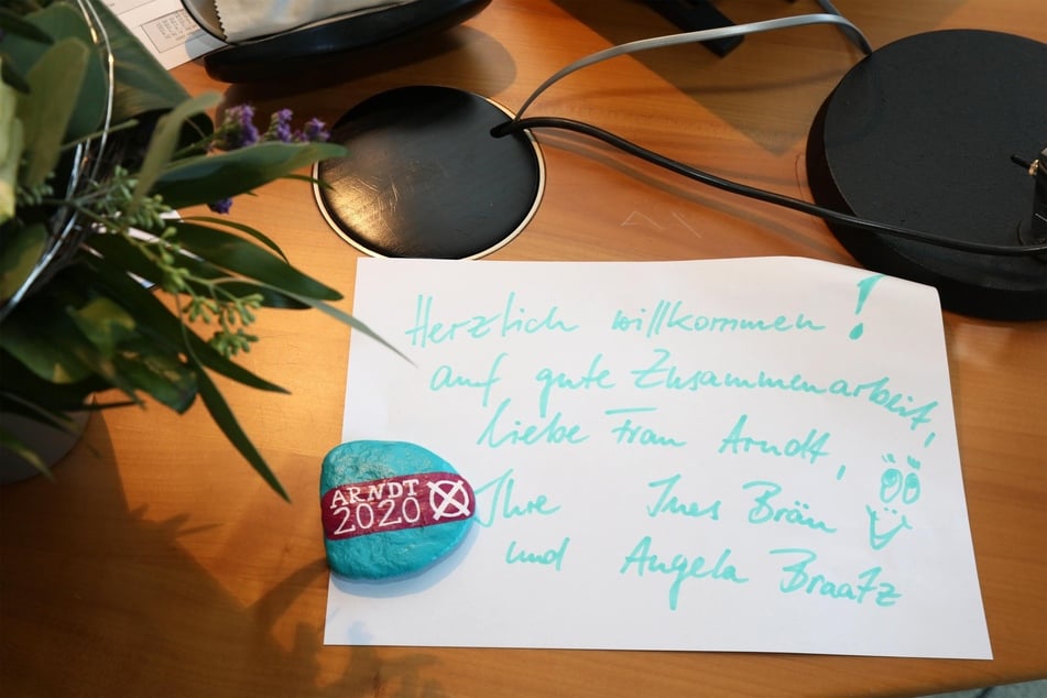 Mit einem Blumenstrauß und einem Willkommens-Zettel wurde Constance Arndt in ihrem neuen Büro begrüßt.