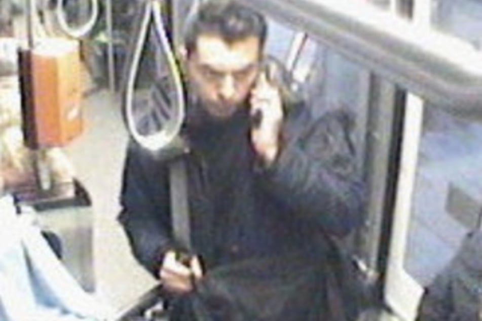 Die Polizei sucht diesen Mann.