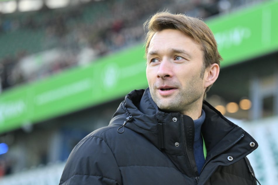Bayer-Sportchef Simon Rolfes (43) will die Werkself auf der Torhüterposition offenbar umbauen.