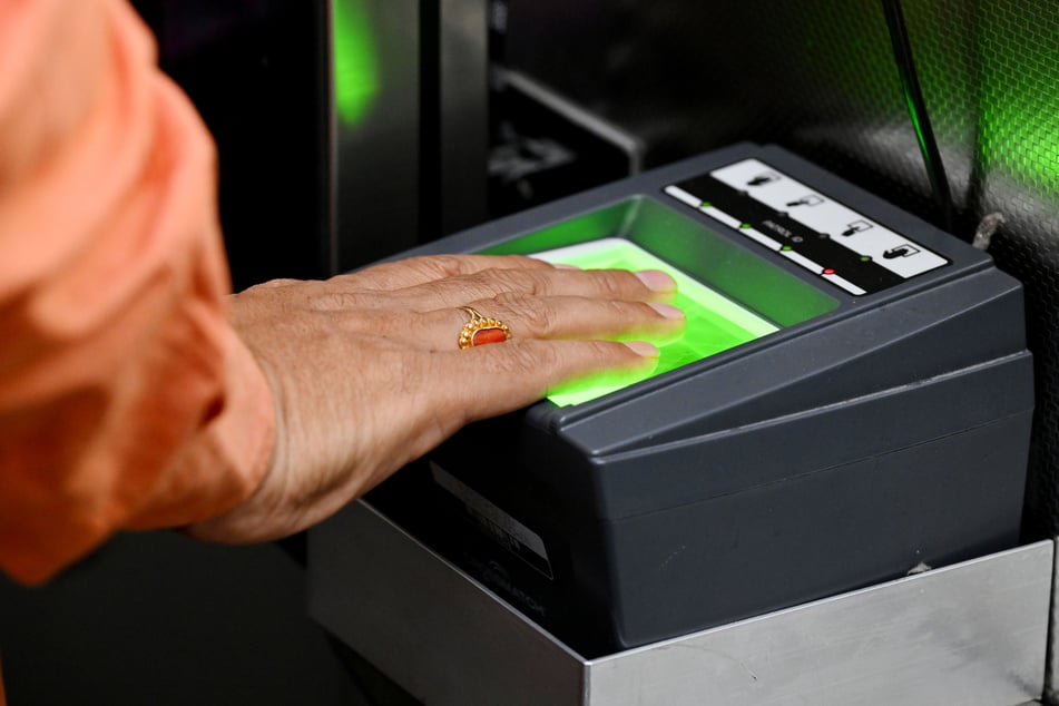 Über einen Scanner werden die Fingerabdrücke am Münchner Flughafen erfasst.