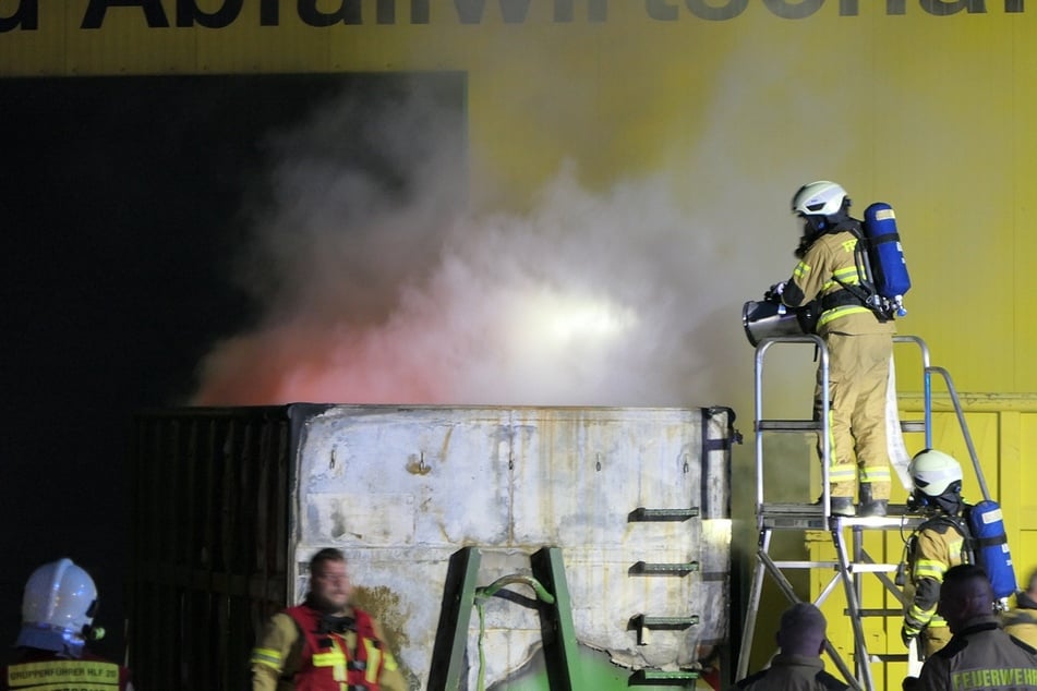 Der Brand musste im Freien gelöscht werden.