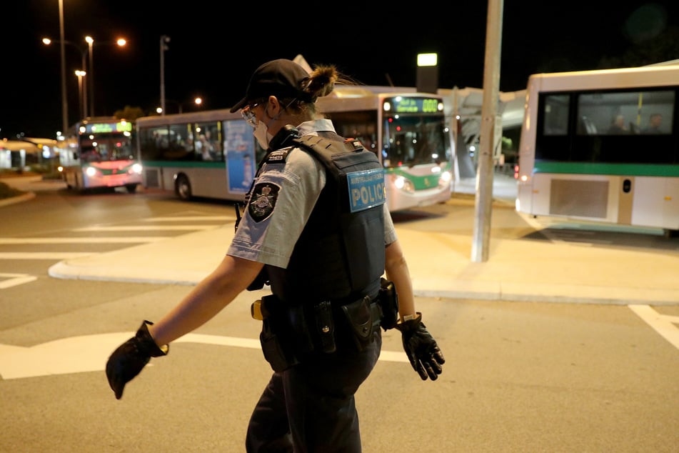 Zollbeamte kontrollierten den deutschen Senior am Flughafen Perth, die Polizei nahm ihn später in Untersuchungshaft. (Archivfoto)