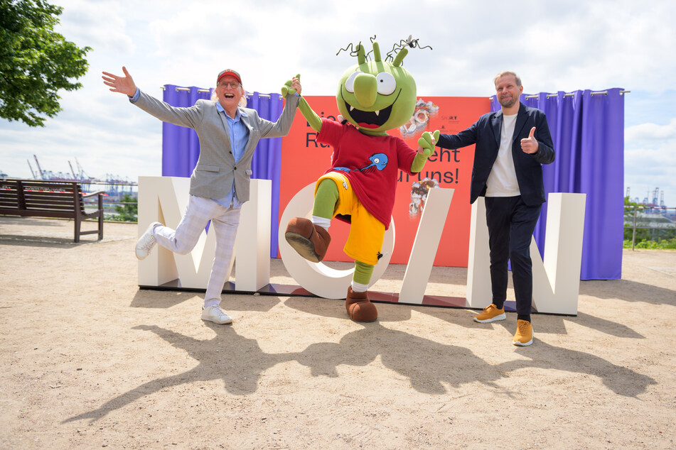 Otto Waalkes (72, l.) posiert bei einem Pressetermin mit einer Figur aus dem Animationsfilm "Die Olchis" und Helge Albers, Filmproduzent und Geschäftsführer der Moin Filmförderung Hamburg Schleswig-Holstein GmbH, vor dem Schriftzug "Moin".