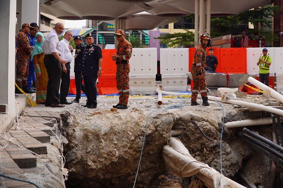 Einsatzkräfte an der Unglücksstelle in Kuala Lumpur.