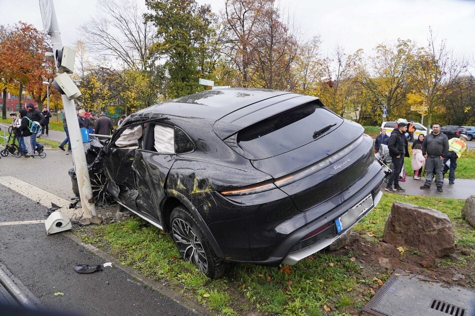 Der Porsche wurde stark beschädigt.