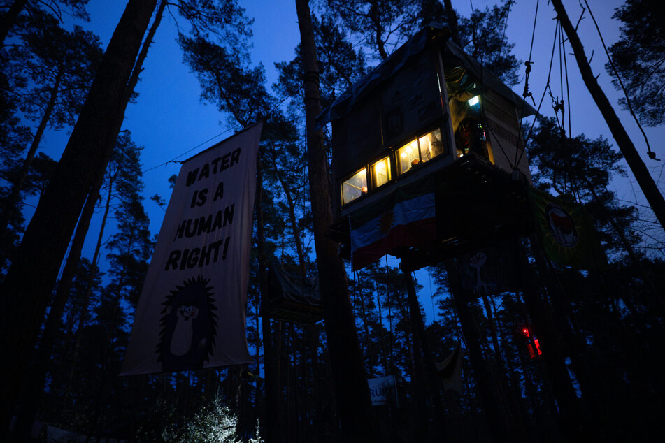 Die Aktivisten wollten die Nacht zum Freitag in ihren selbst errichteten Baumhäusern verbringen.