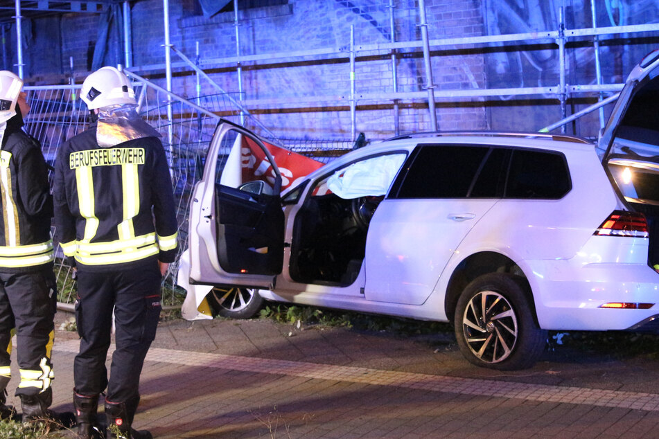 VW verliert Kontrolle und kracht in Baugerüst: 39-Jähriger verletzt