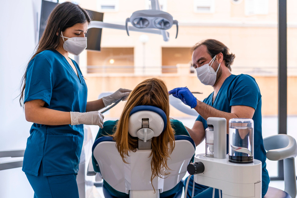 In den kommenden Jahren gehen in Sachsen viele Zahnärzte in Ruhestand. Es wird eine Herausforderung, für sie Nachfolger zu finden. Viele junge Zahnmediziner streben es nicht mehr an, eine eigene Praxis zu führen. Sie arbeiten heute lieber als Angestellte in Teilzeit.