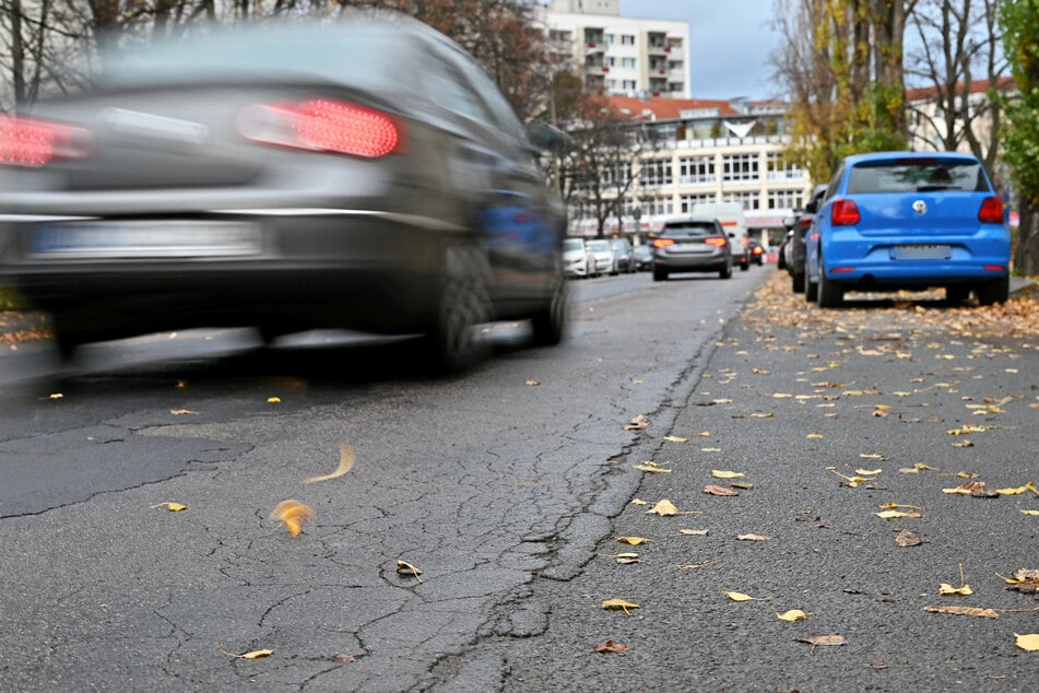Asphaltflicken und Schlaglöcher: Der 300 Meter lange Abschnitt gilt unter Pendlern und Anwohnern als Problemzone.