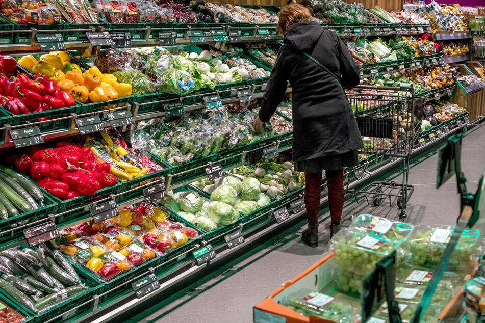 Ein gut gefülltes Obst- und Gemüseregal in einem Supermarkt (Symbolbild).