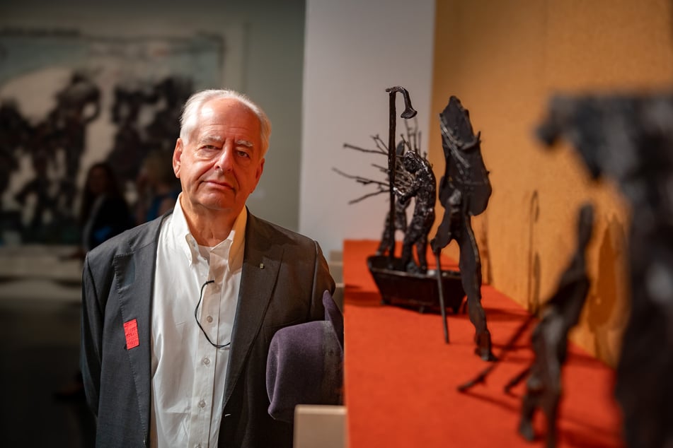 Künstler William Kentridge (70) mit einer Auswahl von Prozessions-Bronzen.