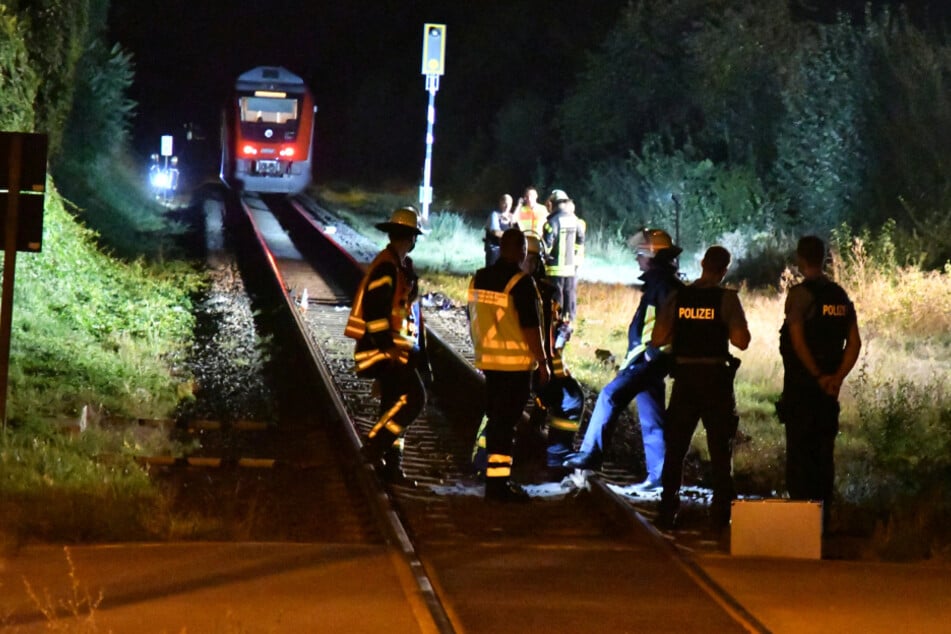 Junge Frau von Zug erfasst und schwer verletzt: Fahrgäste werden aus Zug evakuiert