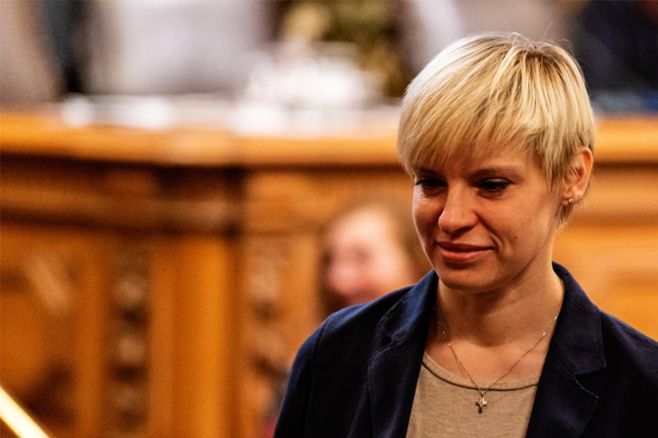 Fast 34.000 Euro! AfD-Politikerin flieht nach Russland und kassiert weiter ab