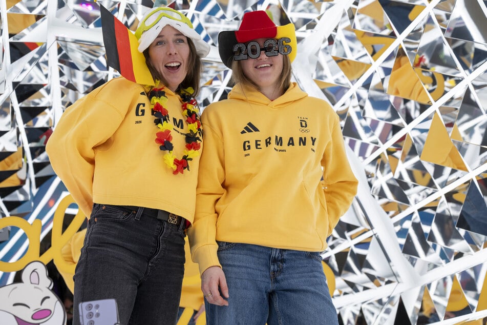Kira Weidle-Winkelmann (29, l.) und Emma Aicher (22, beide Ski Alpin) bei der Einkleidung für die Olympischen Winterspiele.