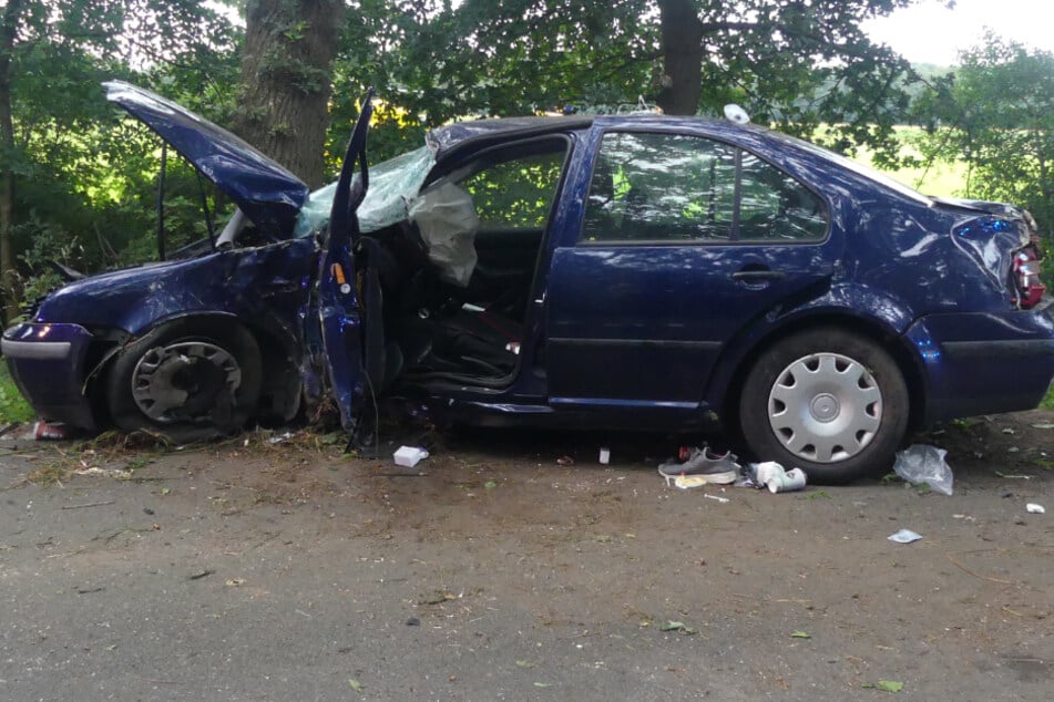 Der Wagen krachte mit der Fahrerseite gegen einen massiven Baum am Straßenrand und wurde dabei komplett zerstört.