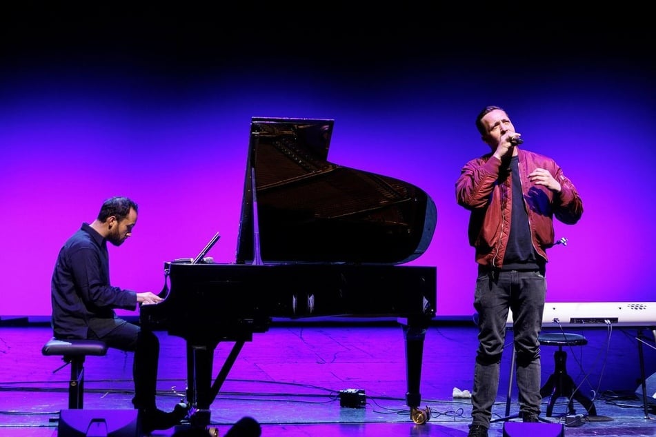 Igor Levit (39, l.) und Danger Dan (43) bringen den Song "Keine Angst" in Berlin auf die Bühne.