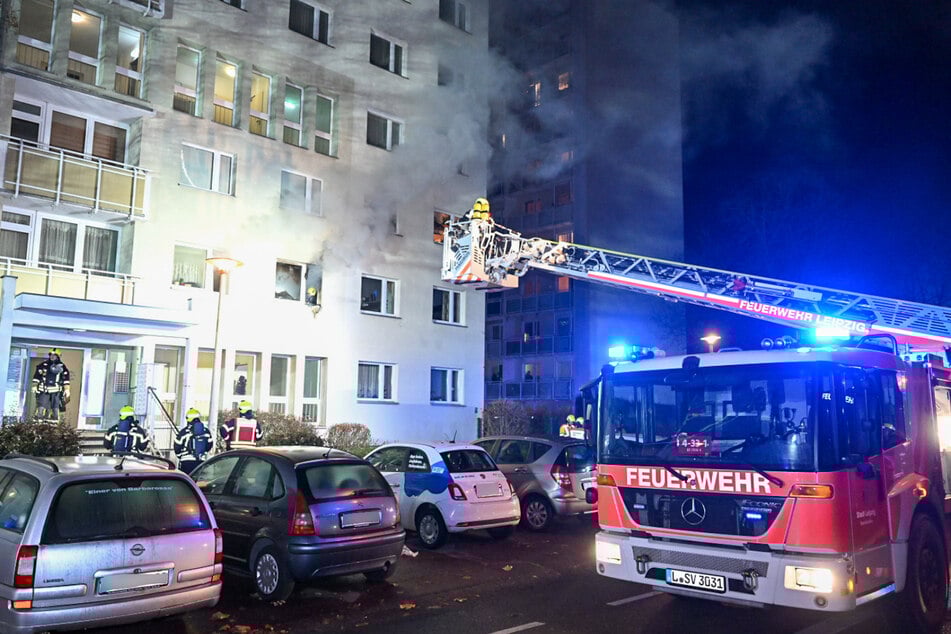 Die Feuerwehr rückte mit einer Drehleiter an.