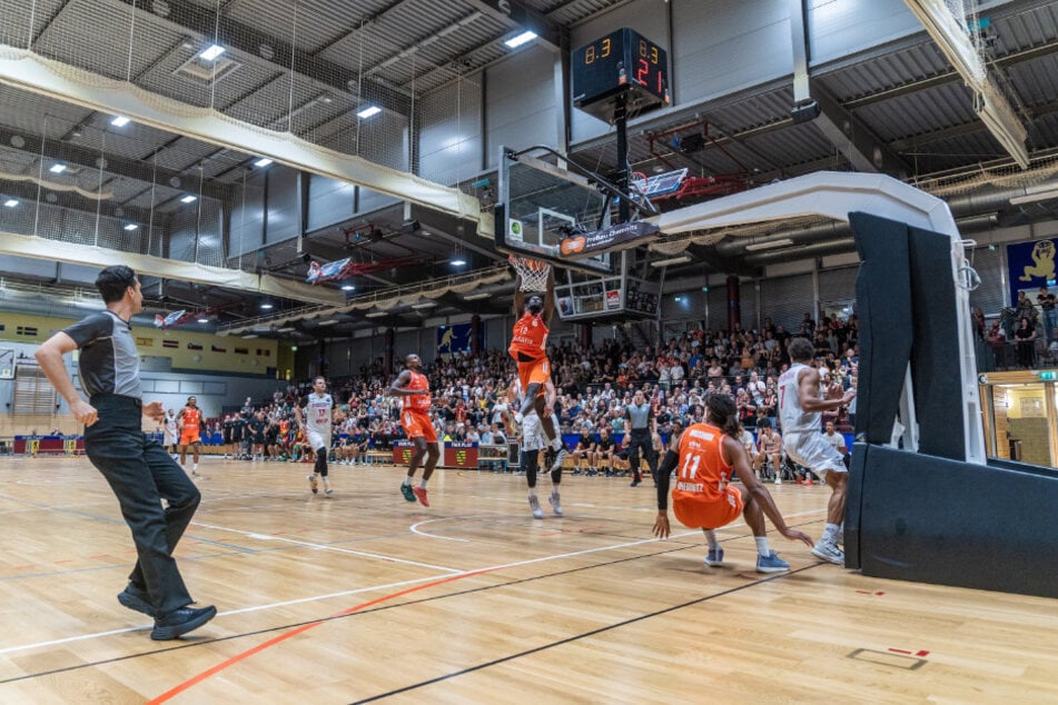 1600 Zuschauer sahen am Samstagabend eine starke Generalprobe der Niners. Hier stopft Amadou Sow den Ball durch den Ring.