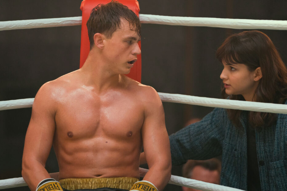 Eine Szene aus "Isi & Ossi": Isi (Lisa Vicari) spricht mit Ossi (Dennis Mojen), der im Boxring sitzt. In dem Film geht es um eine Love-Story zwischen einer Heidelberger Millionärstochter und einem Mannheimer Boxer.