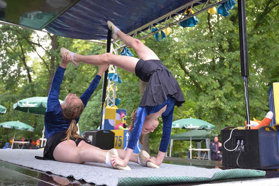 Bühnenprogramm: Die Akrobatinnen Viktoria (17) und Elin (11) vom Sportensemble Chemnitz zeigen, was sie draufhaben.