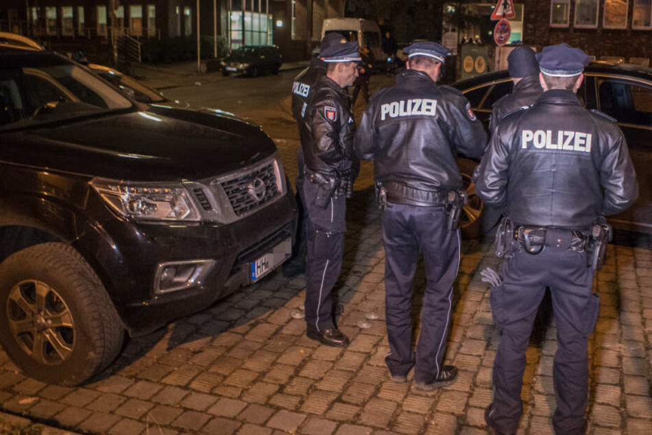 Der 23-Jährige konnte nach kurzer Verfolgung zu Fuß festgenommen werden.
