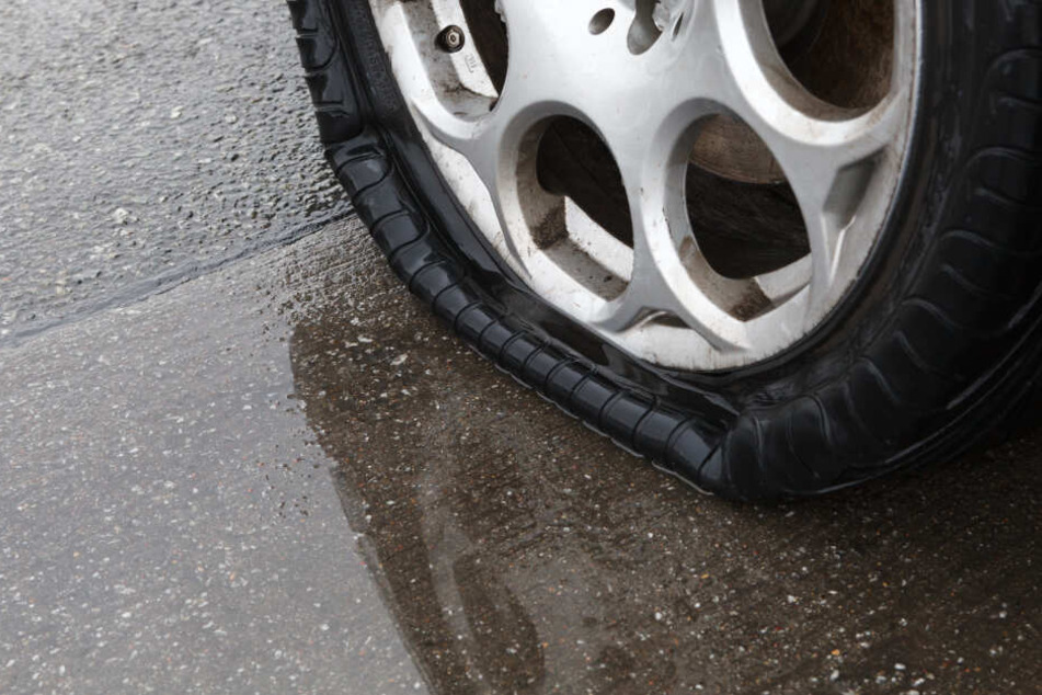 In Zwickau hat ein Reifenstecher mehrere Autos platt gemacht. (Symbolbild)