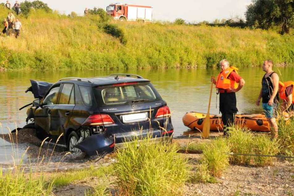 Die Feuerwehr zog den Mercedes am Abend aus der Mulde, nach Ansicht der Staatsanwaltschaft war der Crash kein Unfall.