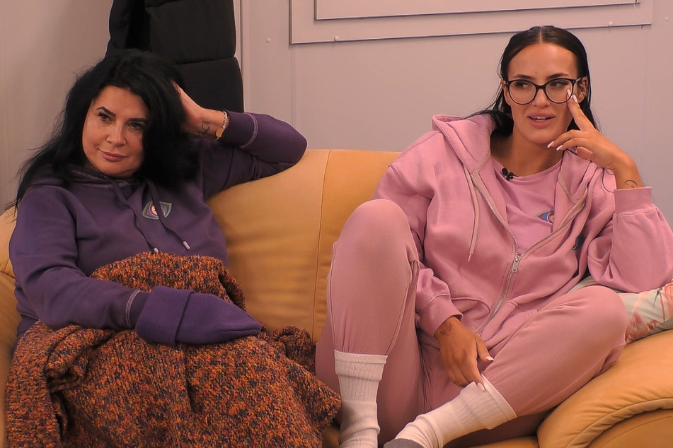 Iris Klein (56) und Paulina Ljubas (26) chillen bei "Promi Big Brother" auf der Couch. Wenig später erleidet die 26-Jährige einen Kreislaufkollaps.