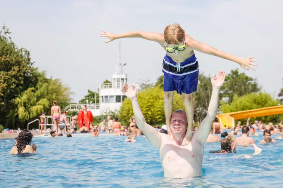 So lässt sich die Hitze in Lingen aushalten: Max und sein Vater Martin sind zusammen im Freibad.