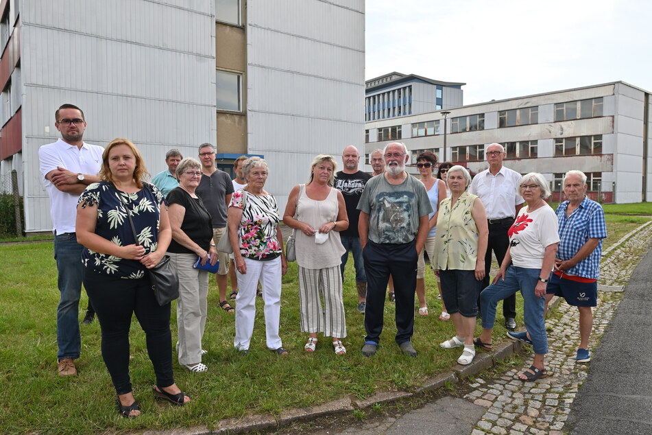 Verärgerte Bewohner: In der Anton-Günther-Straße soll ein Flüchtlingsheim mit Kapazitäten für fast 300 Bewohner entstehen. Mit im Foto sind die CDU-Stadträte Andreas Marschner (41, hinten links) und Solveig Kempe (40, vorn links).