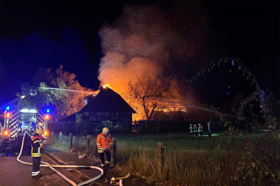 Der Feuer griff von der Garage auf das Einfamilienhaus über.