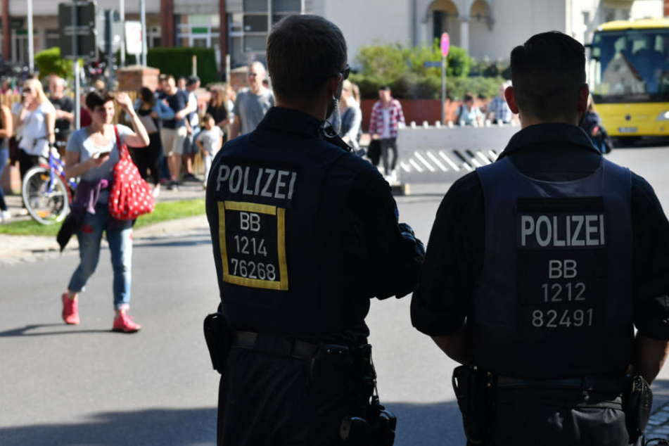 Zahlreiche Polizisten sicherten das Gelände des Baumblütenfests in Werder.