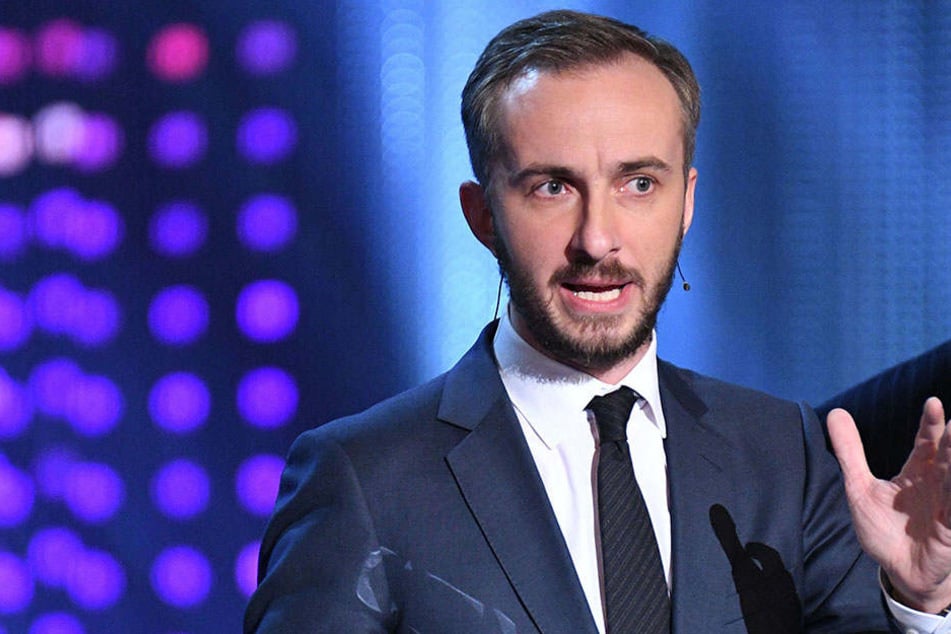 Der Anwalt von Jan Böhmermann droht dem Bundeskanzleramt mit Klage.